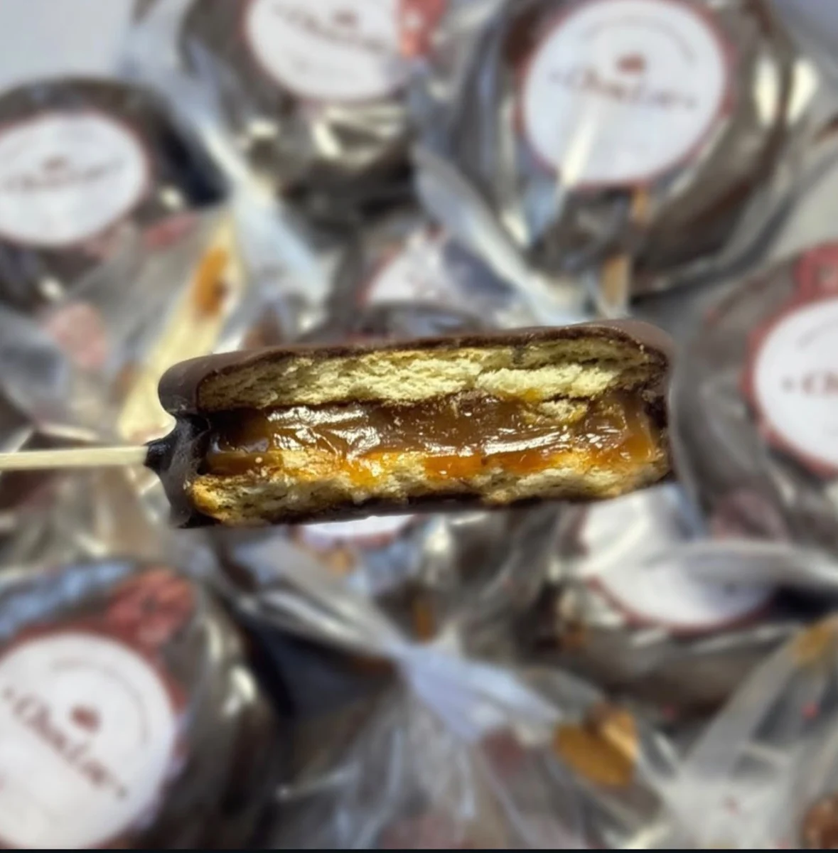 Alfajor de Bolacha Maria com recheio de doce de leite aparente