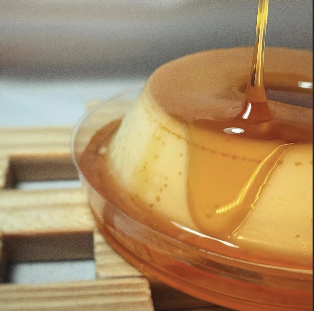 Mini pudim com calda de caramelo